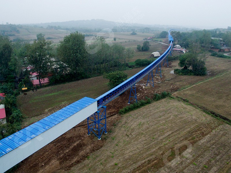   長(zhǎng)距離彎曲型皮帶輸送機(jī)